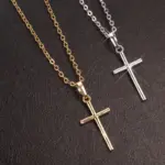 Schlichte Kreuzkette mit Kreuzanhänger in Gold- und Silberoptik nebeneinander auf dunklem Hintergrund