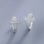 Zwei kleine silberfarbene Creolen mit integriertem Kreuz und klaren Zirkonia von Huitan