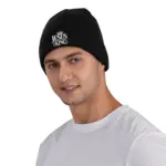 Schwarze CHAMPRINT Jesus Is King Beanie mit silberfarbener Ornamentkrone frontal am Herrenmodel
