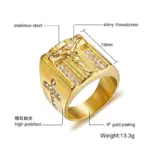 PRJEWEL Modell PJ-RC-399G – rechteckiger goldfarbener Herren-Kruzifixring mit Seitenkreuz und hellen Ziersteinen