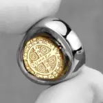 Rückseite des Jesus-Siegelrings mit geprägtem religiösem Medaillenmotiv und kreuzförmig angeordneten Buchstaben