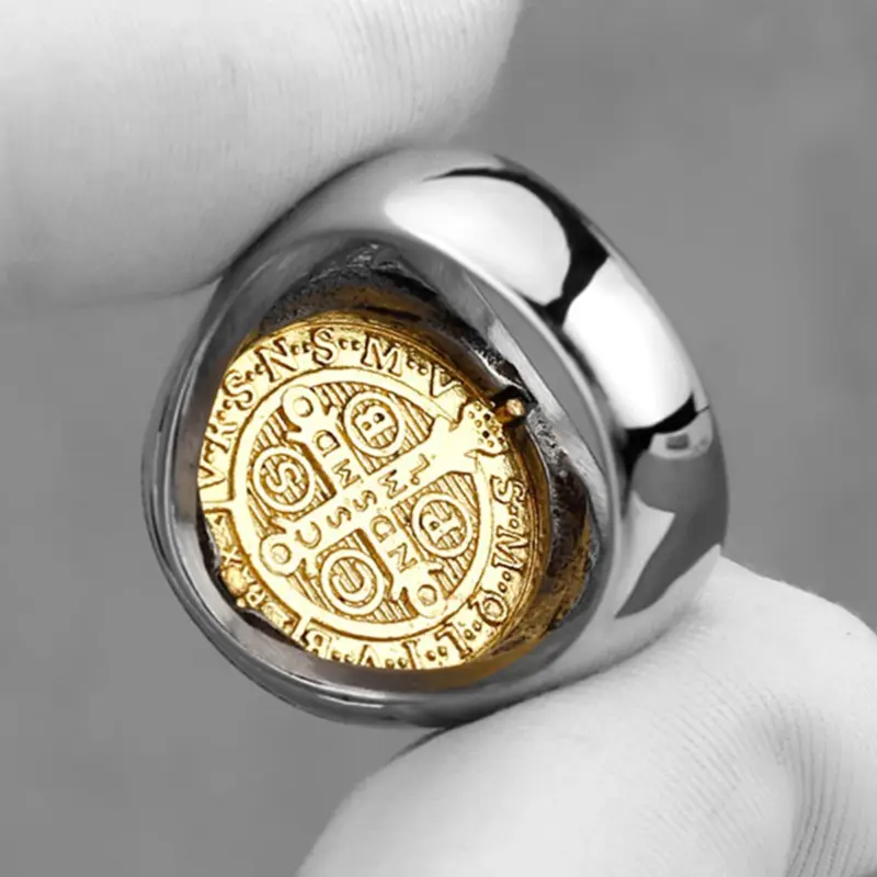 Rückseite des Jesus-Siegelrings mit geprägtem religiösem Medaillenmotiv und kreuzförmig angeordneten Buchstaben
