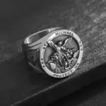 Detailbild des silberfarbenen prpcnel St. Michael Rings mit dunkler Reliefgravur