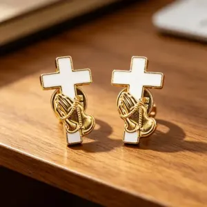 Gebetshände-Kreuz-Anstecknadeln mit weißer Emaille und goldfarbenem Rand