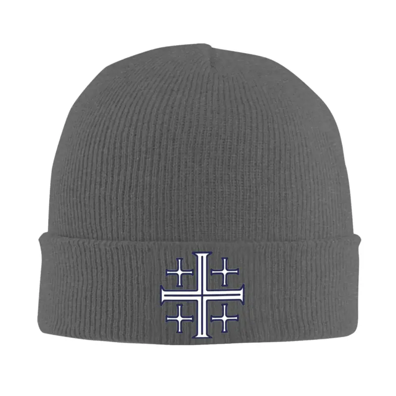 Dunkelgraue Unisex-Strickmütze mit Jerusalemkreuz auf dem vorderen Umschlag