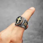 Metal Town Herren-Siegelring am Finger mit goldfarbenem Kreuz und Gebetsmotiven seitlich
