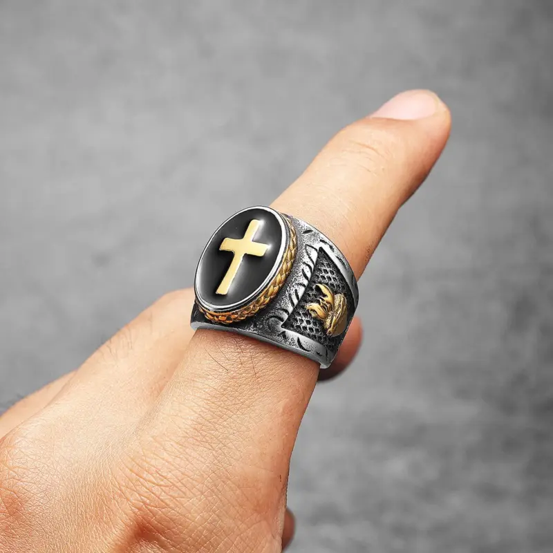 Metal Town Herren-Siegelring am Finger mit goldfarbenem Kreuz und Gebetsmotiven seitlich