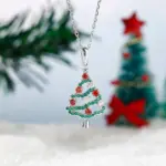 Huitan Tannenbaum-Halskette mit Stern, rotem und grünem Steinbesatz vor Christbaumdekoration