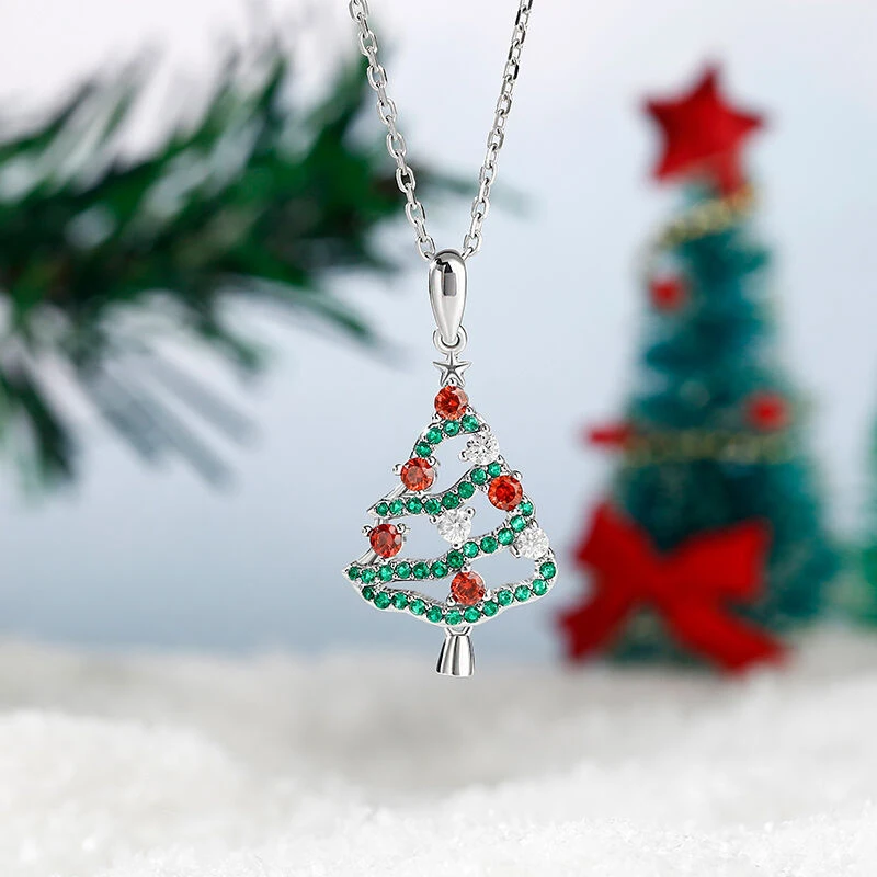 Huitan Tannenbaum-Halskette mit Stern, rotem und grünem Steinbesatz vor Christbaumdekoration