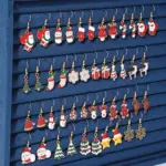 Übersicht der 25 Weihnachts-Ohrhänger-Paare in fünf Reihen mit verschiedenen festlichen Anhängermotiven