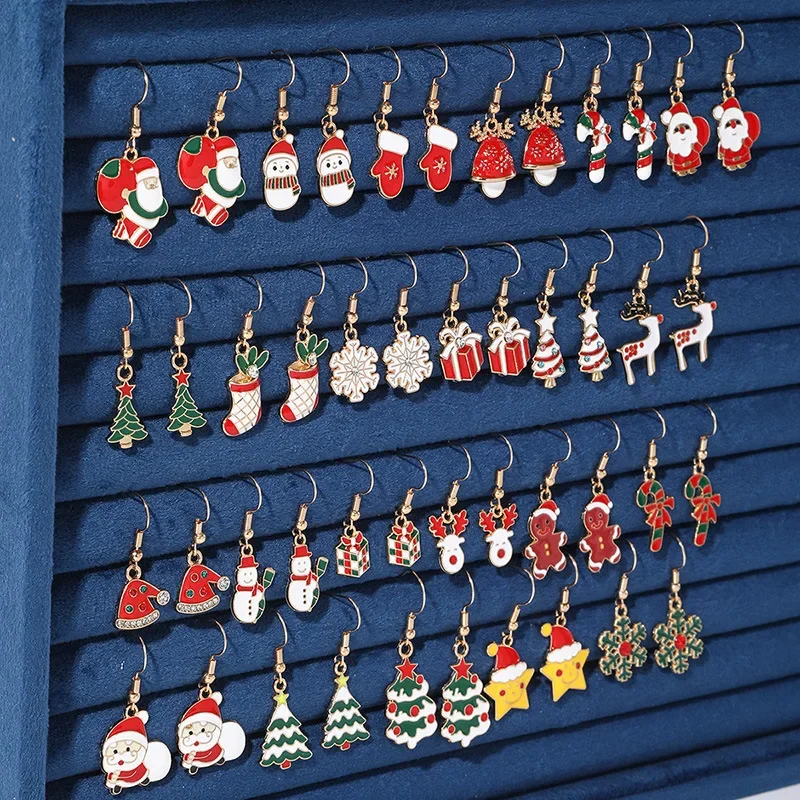 Übersicht der 25 Weihnachts-Ohrhänger-Paare in fünf Reihen mit verschiedenen festlichen Anhängermotiven
