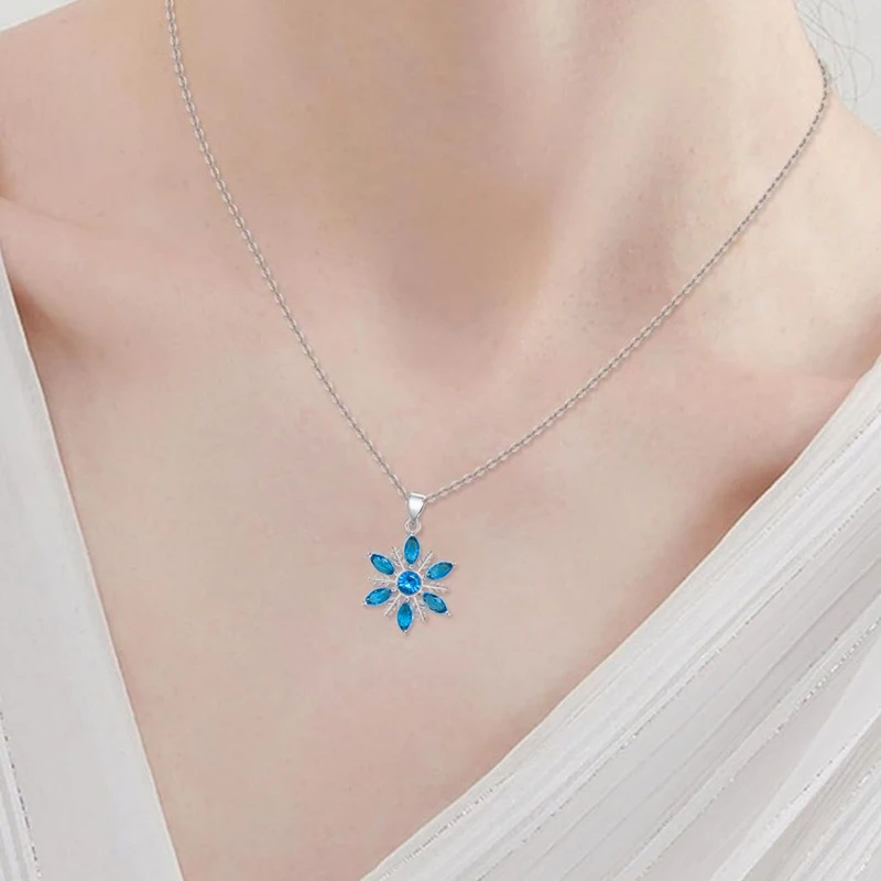 Huitan Schneeflocken-Kette mit blauem Anhänger am Hals getragen