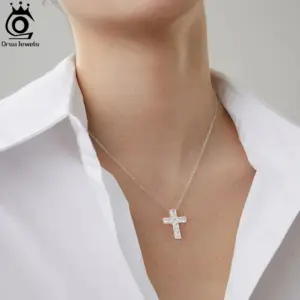 ORSA JEWELS Kreuzkette LZN09 mit klarem Steinkreuz, getragen zu weißem Oberteil