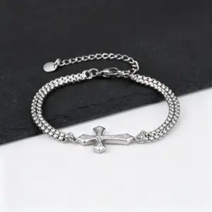 Silberfarbenes Doppelketten-Armband mit Kreuz und Karabinerverschluss als Produktansicht