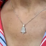 Huitan Weihnachtsbaum-Kette in Silberoptik am Hals getragen