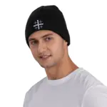 Schwarze Jerusalemkreuz-Beanie mit Kreuzmotiv von einem erwachsenen Mann getragen