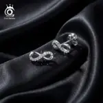 ORSA JEWELS silberfarbene Moissanit Ohrstecker mit Unendlichkeitszeichen auf dunklem Stoff