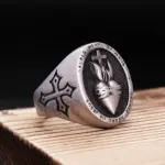 Ovaler Herz-Jesu-Ring mit Flammen, Kreuz und Sacred Heart of Jesus Schriftzug