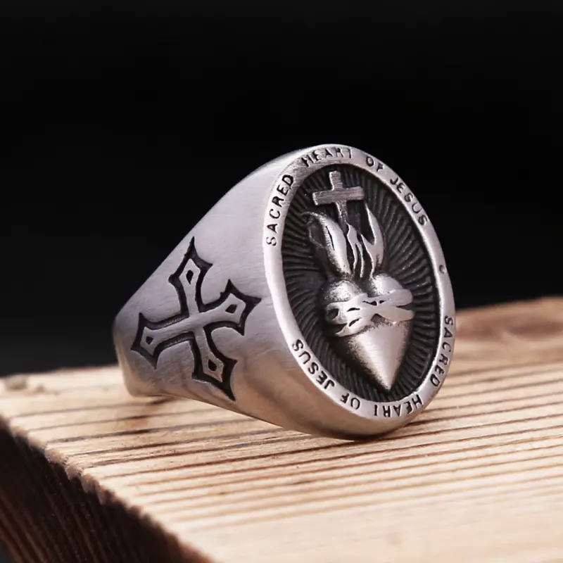 Ovaler Herz-Jesu-Ring mit Flammen, Kreuz und Sacred Heart of Jesus Schriftzug