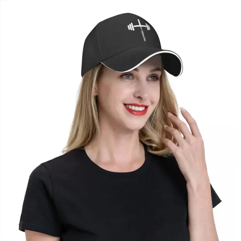 Christliche Fitness Cap mit Kreuz und Philipper 4,13 getragen von Frau