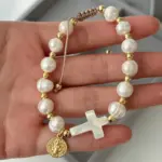 Christliches Perlenarmband Damen mit Kreuz, Medaille und weißen Glasperlen