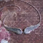 Vintage Engelsflügel Statement-Kette für Damen – Hauptansicht