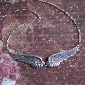 Vintage Engelsflügel Statement-Kette für Damen – Hauptansicht