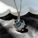 Erinnerungskette mit christlichem Kreuz und Engelsflügel