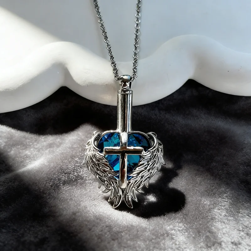 Erinnerungskette mit christlichem Kreuz und Engelsflügel