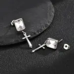 VNOX Kreuz-Ohrhänger mit klarem rechteckigem Glasstein im Detail – Steckverschluss und Kreuzanhänger