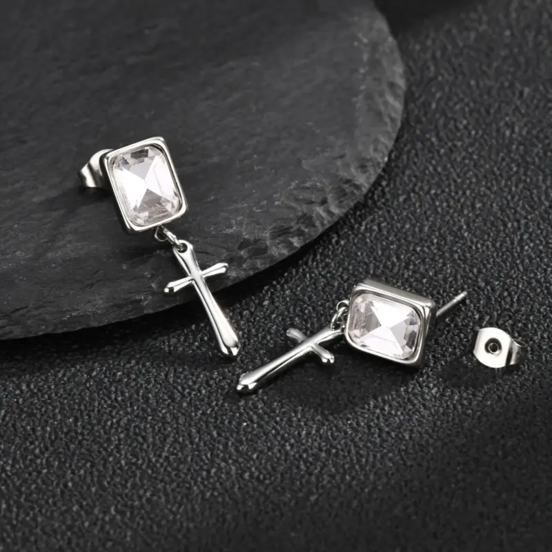 VNOX Kreuz-Ohrhänger mit klarem rechteckigem Glasstein im Detail – Steckverschluss und Kreuzanhänger