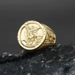 Goldfarbener Erzengel-Michael-Ring mit Schwertfigur und Kreuzgravur an der Ringschiene