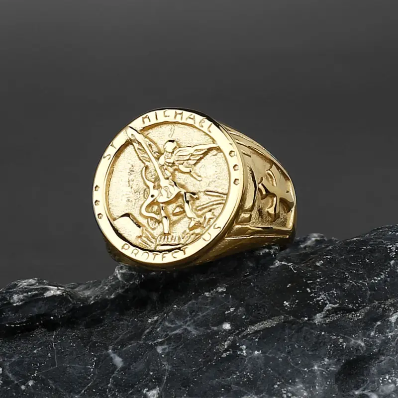 Goldfarbener Erzengel-Michael-Ring mit Schwertfigur und Kreuzgravur an der Ringschiene