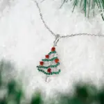 Huitan Weihnachtsbaum-Kette mit roten und grünen Zirkonia auf weißem Kunstschnee