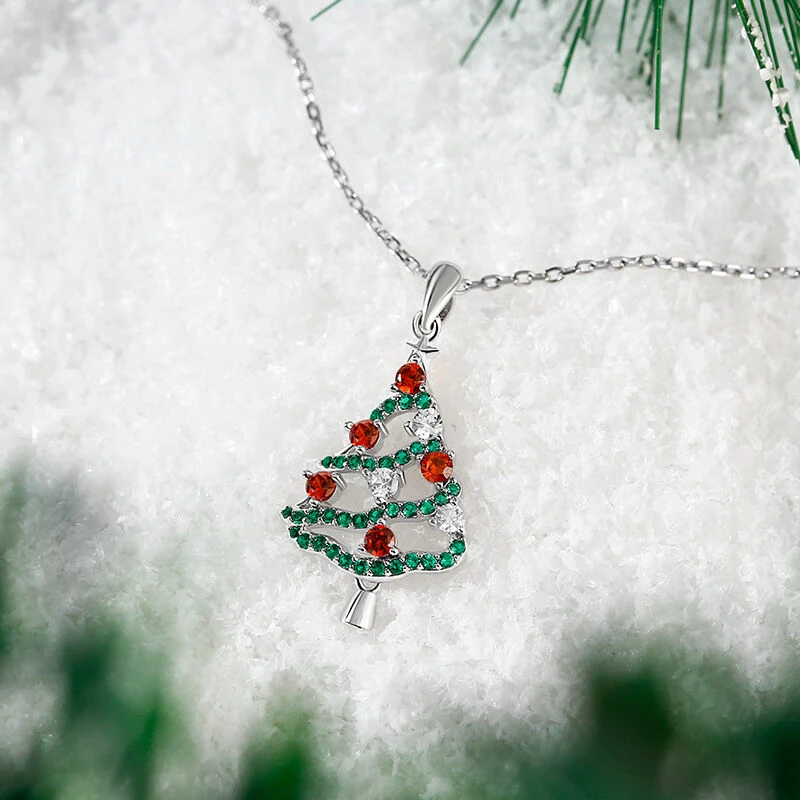 Huitan Weihnachtsbaum-Kette mit roten und grünen Zirkonia auf weißem Kunstschnee