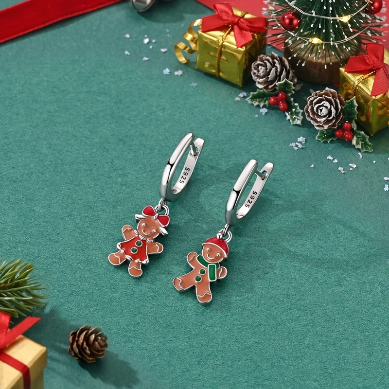 Weihnachtliche Ohrcreolen mit Lebkuchenmädchen und Lebkuchenjunge vor Weihnachtsdekoration