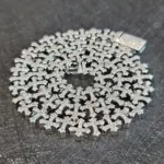 Christlicher Kreuzschmuck im Hip-Hop-Stil – Detailansicht