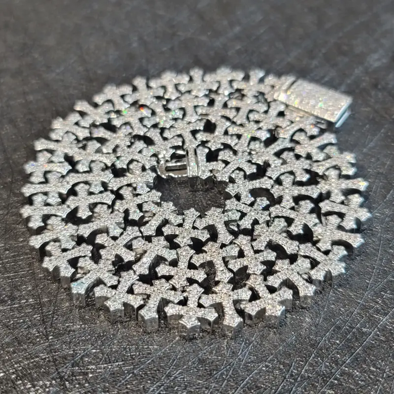 Christlicher Kreuzschmuck im Hip-Hop-Stil – Detailansicht