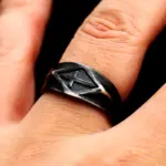 BEIER Herren-Kreuzschildring an der Hand getragen