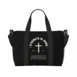 Schwarze christliche Reisetasche Strength in Jesus mit weißem Kreuz, Jesaja 40,31 und Tragegriffen