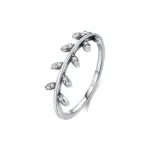 MODIAN Olivenzweig-Ring mit 925er Silberangabe des Lieferanten und klaren Blattsteinen vor Weiß