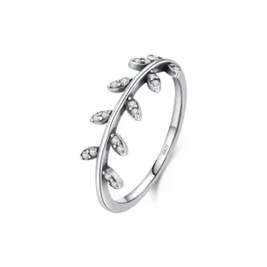 MODIAN Olivenzweig-Ring mit 925er Silberangabe des Lieferanten und klaren Blattsteinen vor Weiß