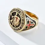 Goldfarbener Ritterring mit rotem Kreuz und seitlichen Schildmotiven
