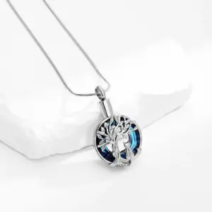 Silberfarbener Lebensbaum-Katzenanhänger mit blauem Schmuckring