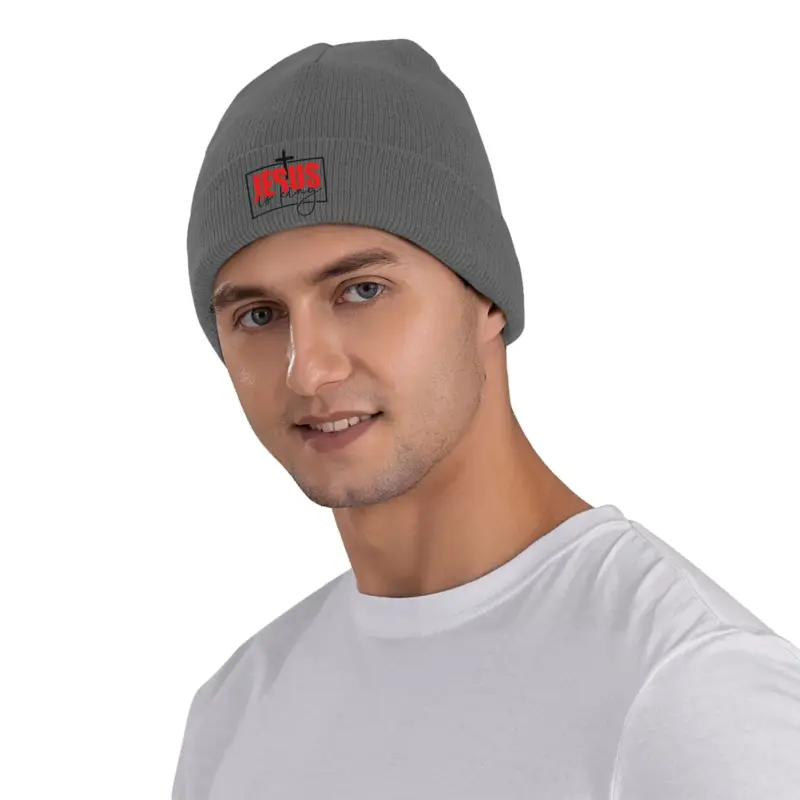 Graue Jesus Is King Beanie mit Kreuz am Herrenmodel – Frontansicht