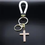 Weißer AFAWA Jesus-Schlüsselanhänger mit geflochtener Schlaufe, Schlüsselringen und goldfarbenem Kreuz in Gesamtansicht