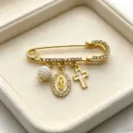 Katholische Marien Brosche als Taufgeschenk in goldfarbener Ausführung