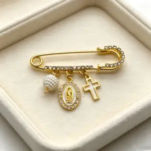 Katholische Marien Brosche als Taufgeschenk in goldfarbener Ausführung