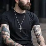 VNOX schwarz-silberfarbene Kreuzkette am Herrenoberkörper mit schwarzem Shirt