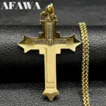 AFAWA goldfarbene Edelstahl-Kreuzkette mit fein strukturierter Schriftgravur und Kastenkette in Nahaufnahme
